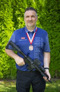 Werner Weißböck mit AR15 Sportgewehr